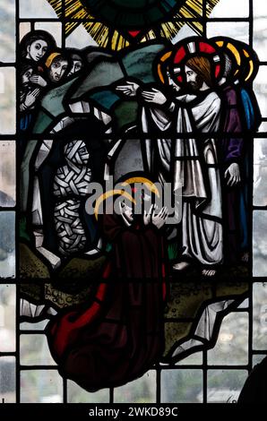 Aufzucht von Lazarus-Buntglas in St. Augustine`s Church, Edgbaston, Birmingham, Großbritannien Stockfoto